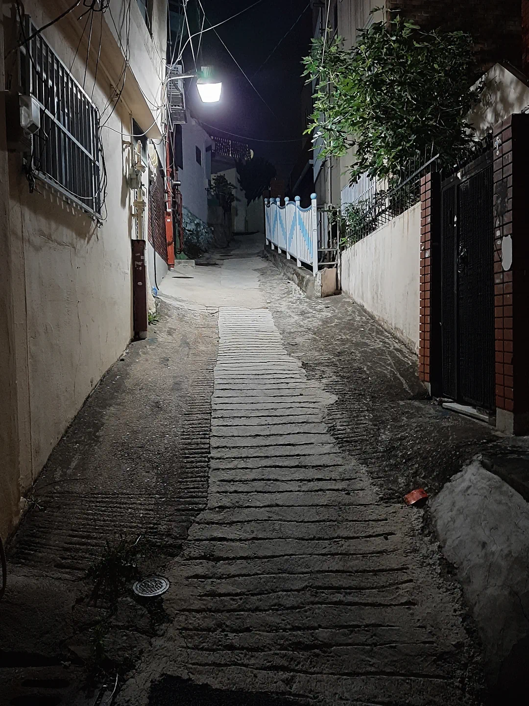가파른 시멘트 포장 경사로.