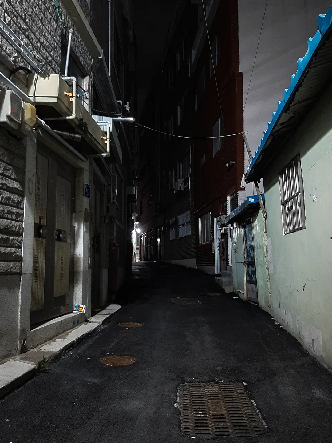 저층 단독주택 사이로 난 길.